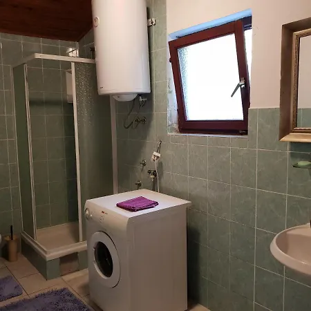 Hostel Enardi *